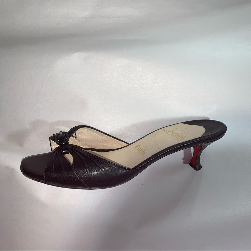 👋🏾SOLD👋🏾CHRISTIAN LOUBOUTIN size 40 black calfskin leather kitten heel MULES